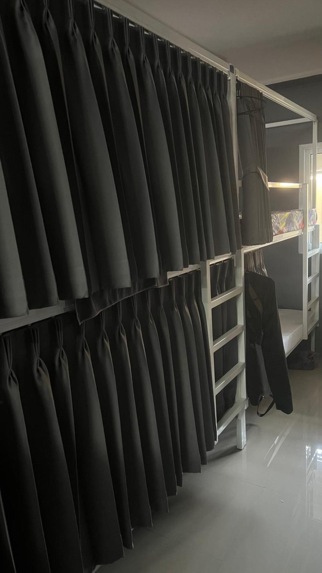 W District Hostel Bangkok Extérieur photo